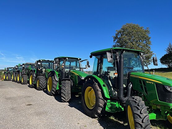 Viele Traktoren bei Strauss Landtechnik